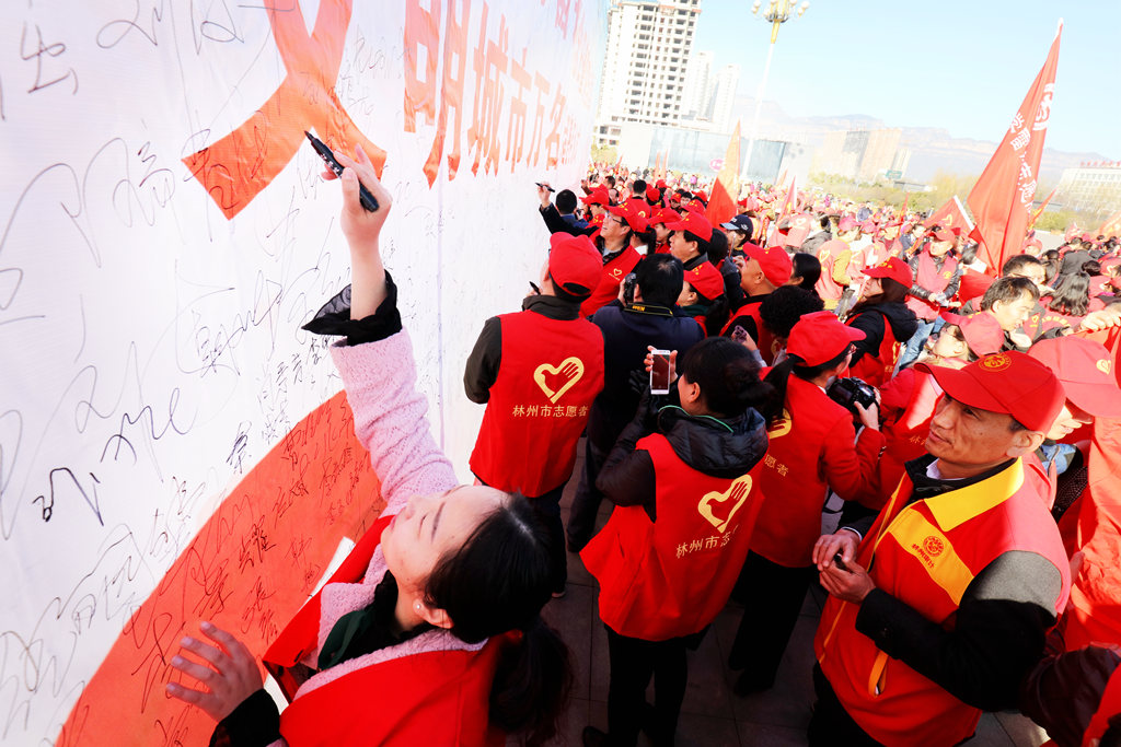 林州：市直文明单位第四组积极参与万名志愿者签字系列志愿服务活动