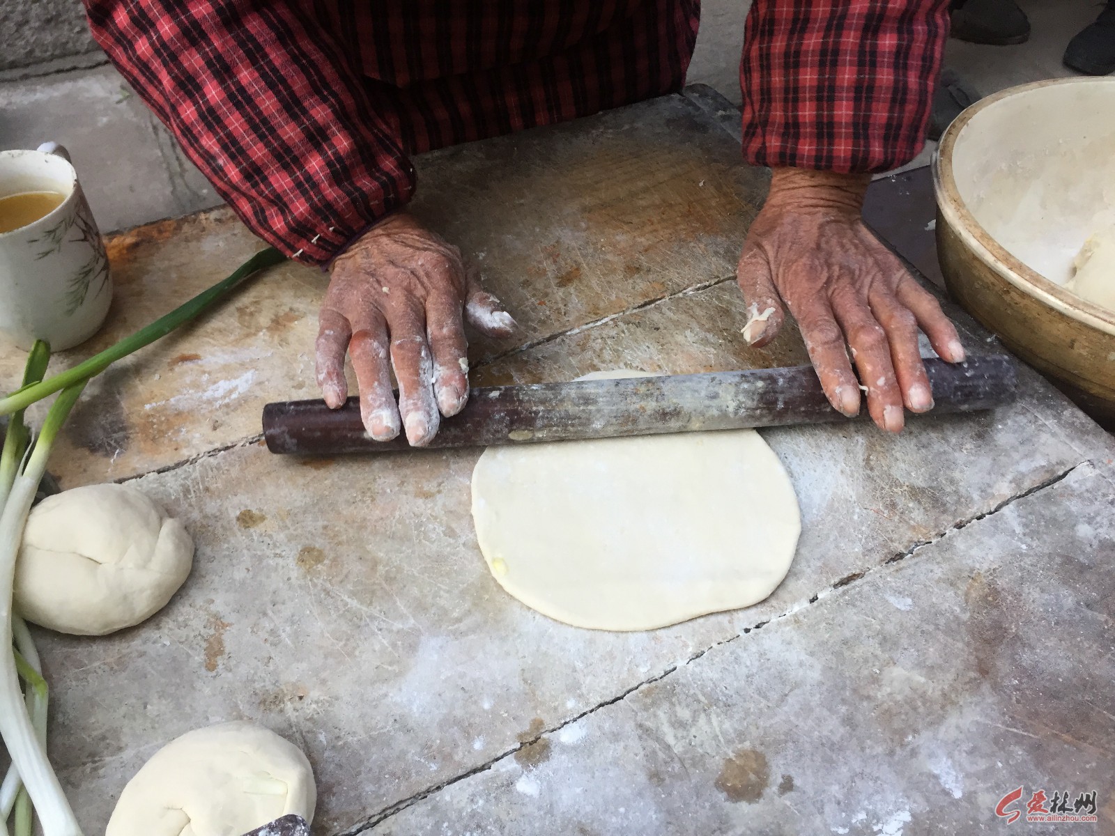 农村80岁老奶奶用古董锅烙饼,什么都没放,10张饼被全家人抢吃光
