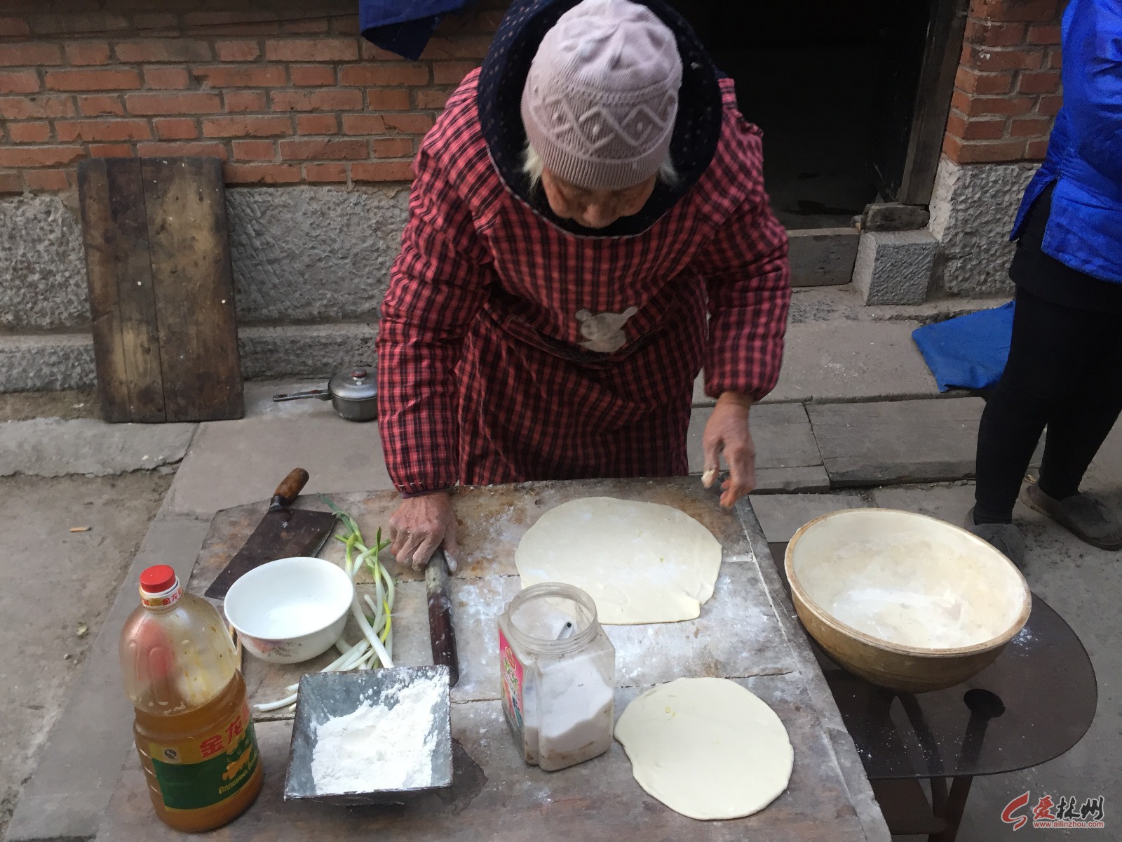 农村80岁老奶奶用古董锅烙饼,什么都没放,10张饼被全家人抢吃光