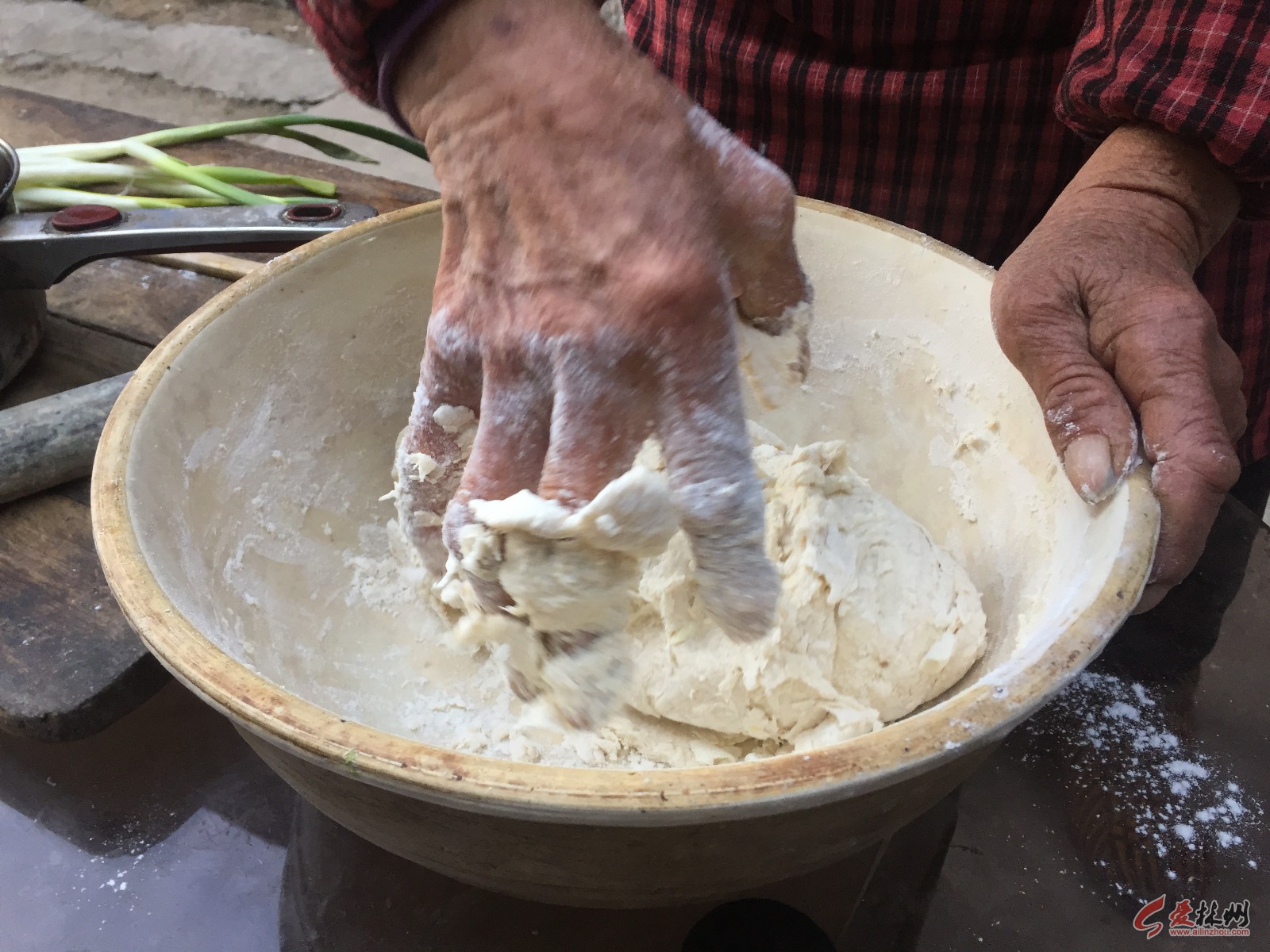 农村80岁老奶奶用古董锅烙饼,什么都没放,10张饼被全家人抢吃光