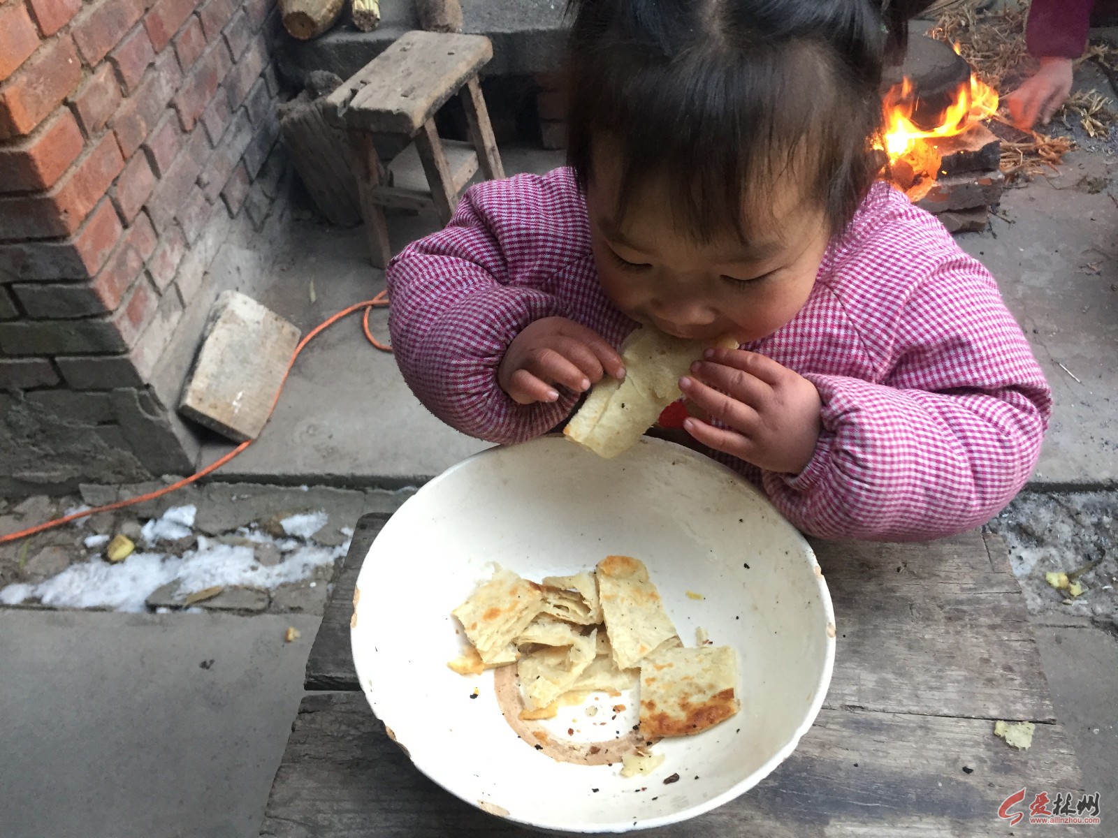 农村80岁老奶奶用古董锅烙饼,什么都没放,10张饼被全家人抢吃光