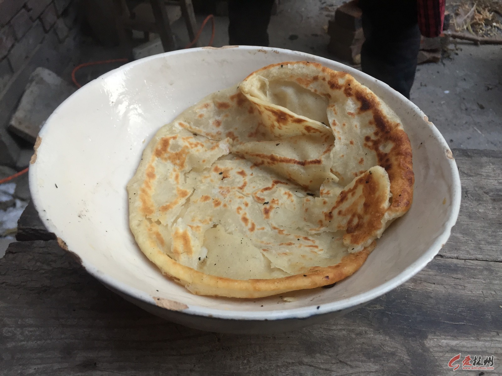 农村80岁老奶奶用古董锅烙饼,什么都没放,10张饼被全家人抢吃光