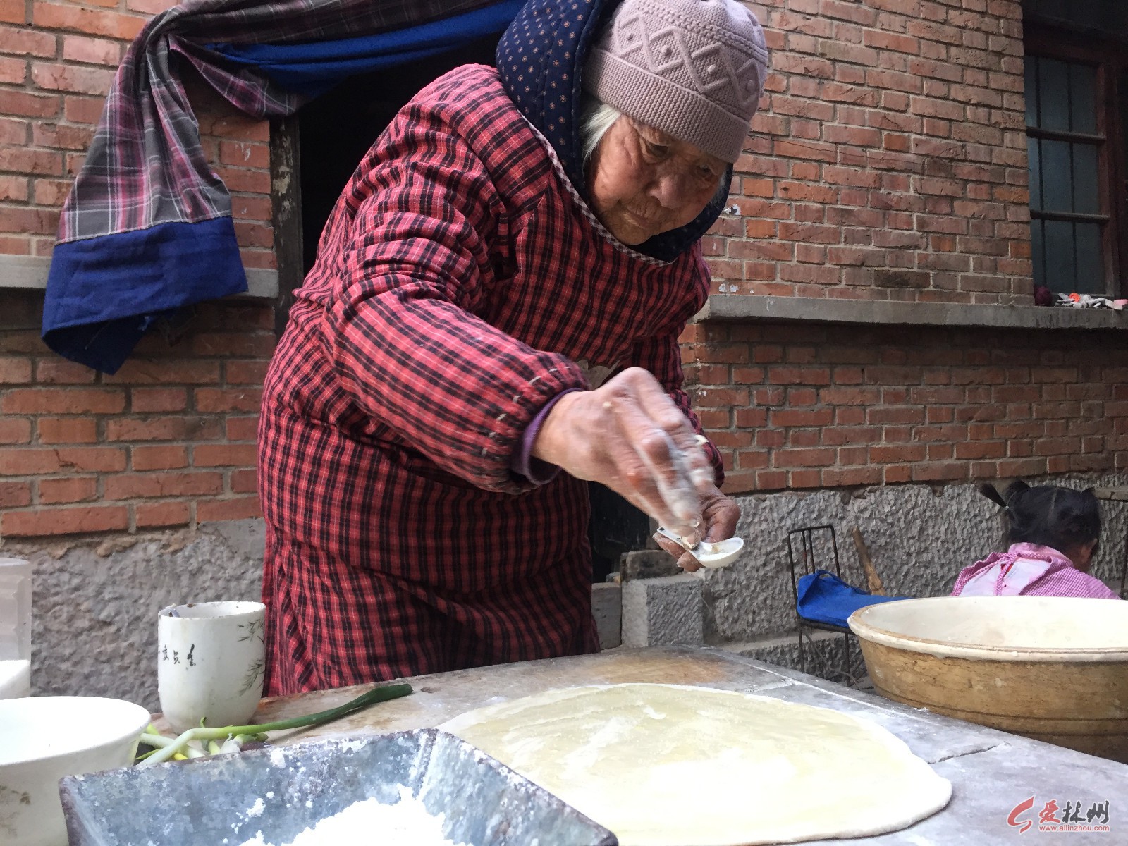农村80岁老奶奶用古董锅烙饼,什么都没放,10张饼被全家人抢吃光