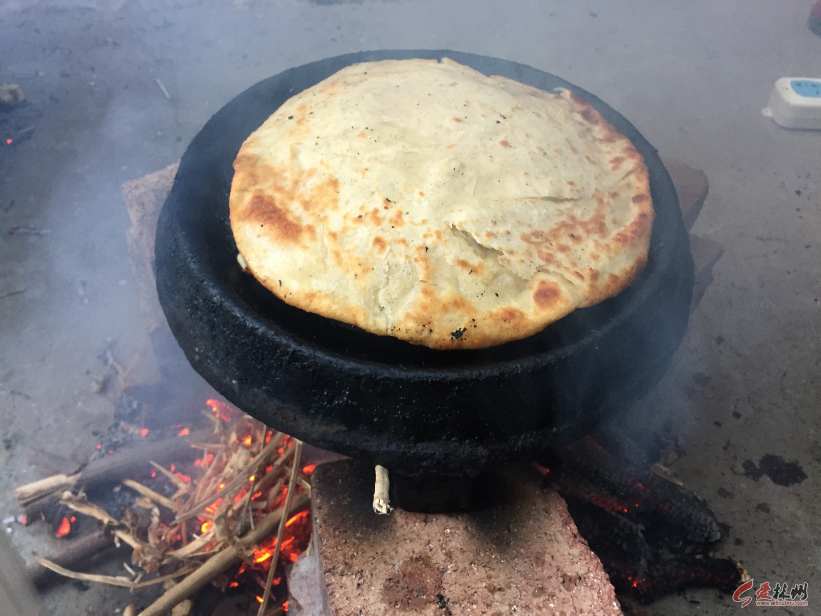 农村80岁老奶奶用古董锅烙饼,什么都没放,10张饼被全家人抢吃光